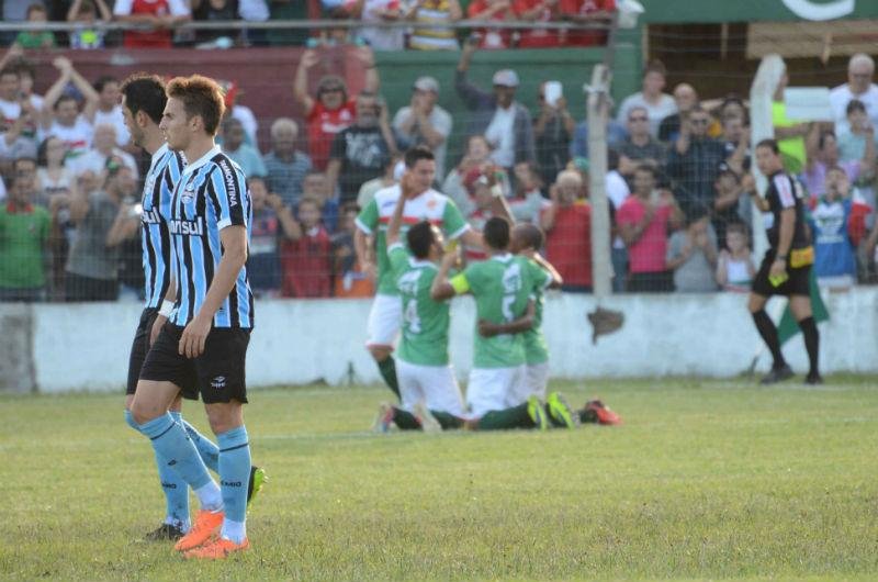 Gr&ecirc;mio trope&ccedil;a diante do S&atilde;o Paulo-RG e perde por 2 a 1