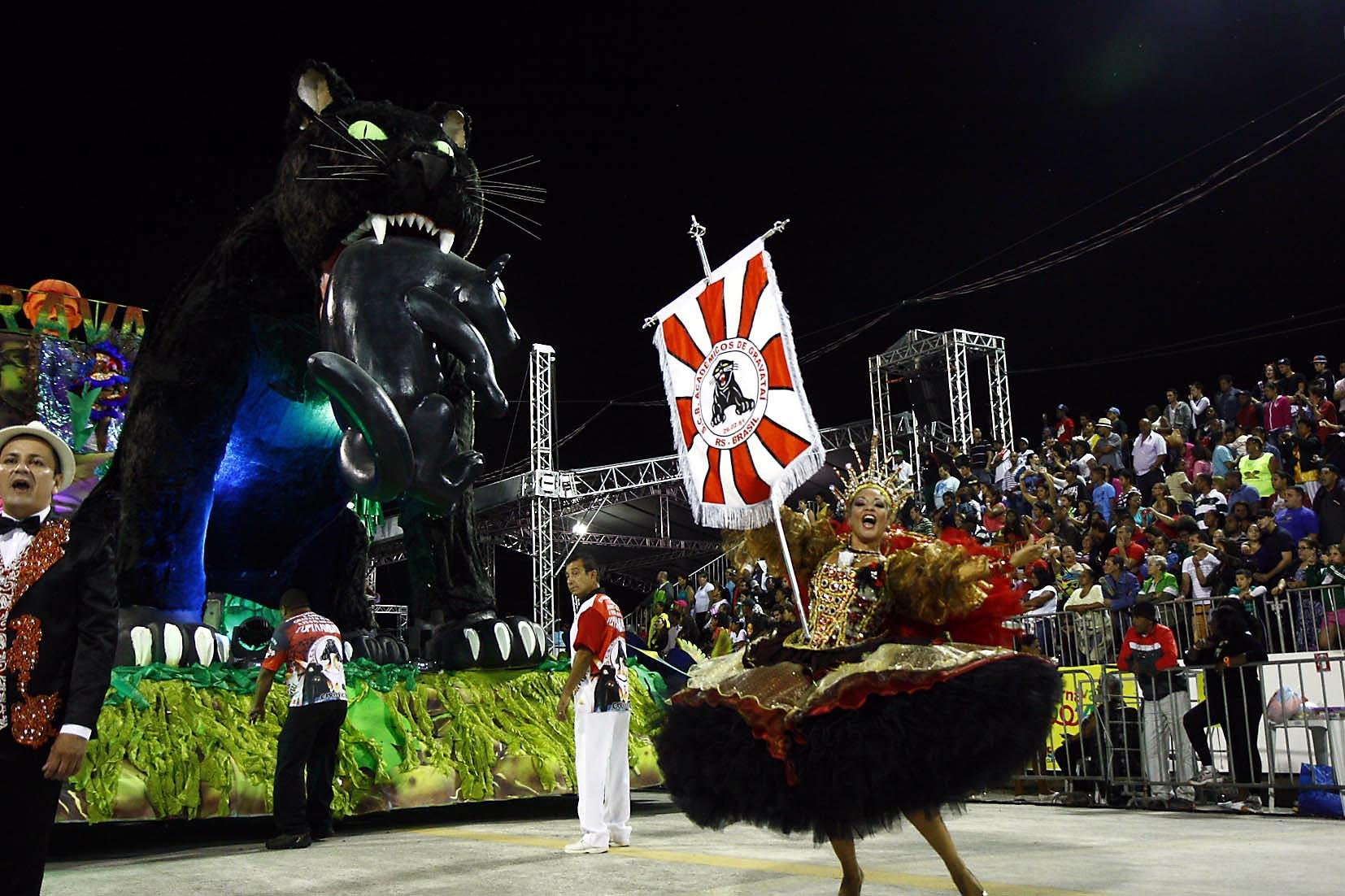 Acad&ecirc;micos de Gravata&iacute; fez desfile de candidata ao t&iacute;tulo