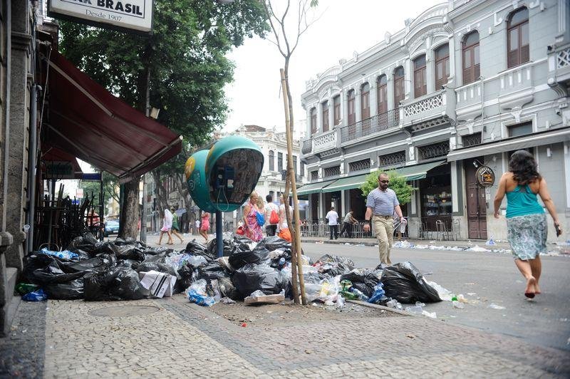 Ruas do Rio amanhecem imundas por causa da greve de garis