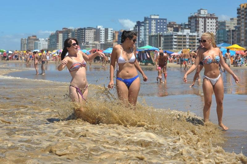 Mar chocolat&atilde;o desanimou alguns banhistas neste domingo, apesar do sol forte