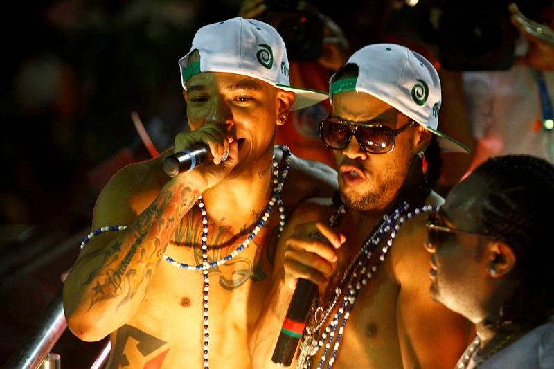 Ronaldinho cumpre promessa e canta em Salvador