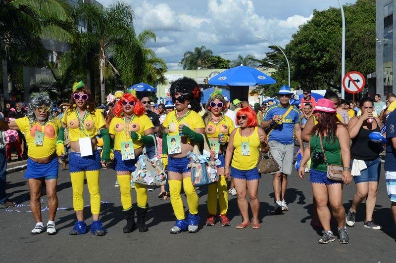 Carnaval em Bras&iacute;lia tem s&aacute;tira pol&iacute;tica dos foli&otilde;es