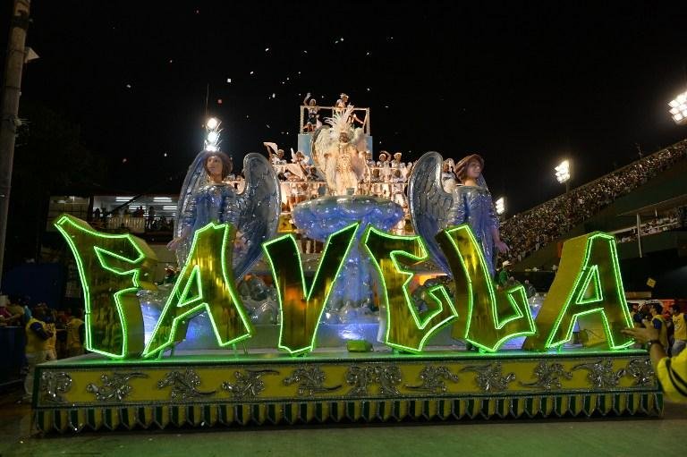 S&atilde;o Clemente faz homenagem &agrave;s favelas na Sapuca&iacute;