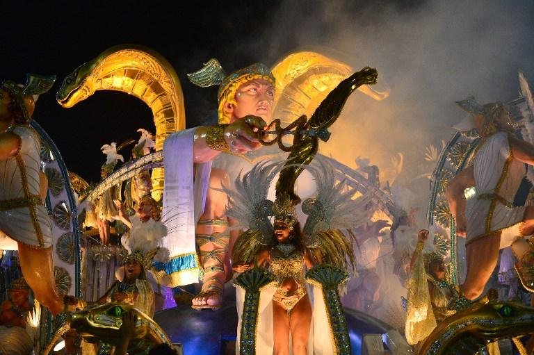 Beija-Flor faz desfile correto e repleto de estrelas