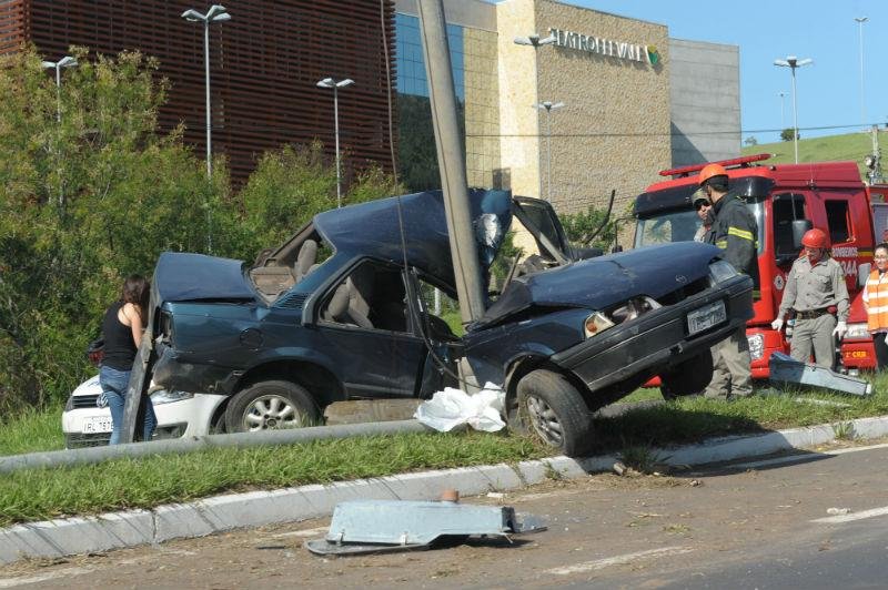 Carro colide contra poste e motorista morre na ERS 239