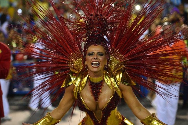 Viviane Ara&uacute;jo &eacute; madrinha de bateria da Salgueiro