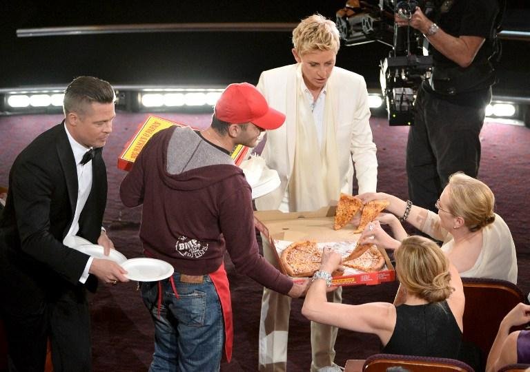 Brad Pitt ajudou a distribuir pratos e ainda provou a pizza que Ellen pediu durante o Oscar