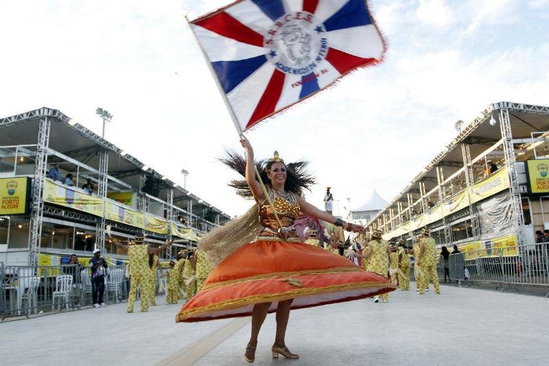 Escolas do Grupo Intermedi&aacute;rio encerram Carnaval no Porto Seco