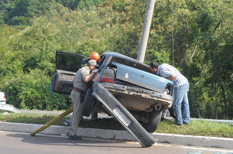 Homem morreu ao colidir carro contra poste em NH