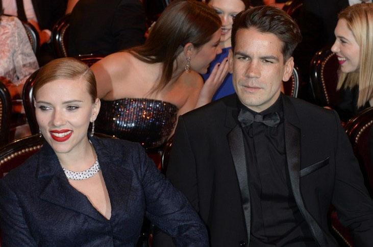 Scarlett Johansson e Roman Dauriac durante o C&eacute;sar