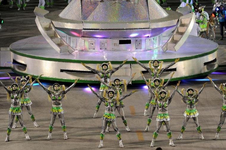 Escola fez homenagem futurista ao carnavalesco campe&atilde;o Fernando Pinto e sua terra Pernambuco