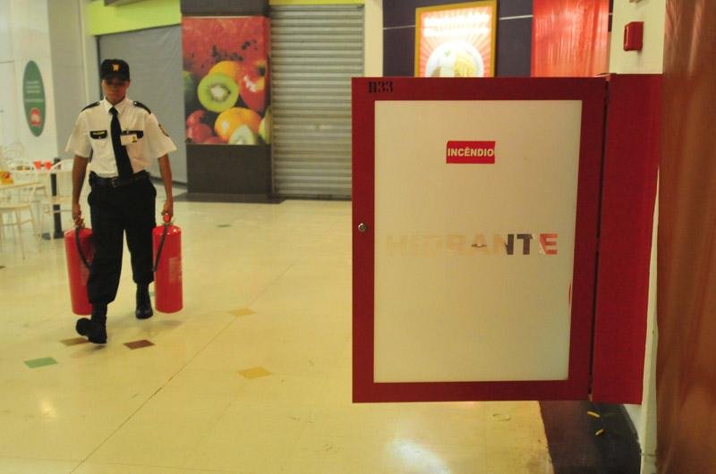 Fogo foi controlado por equipe do pr&oacute;prio centro comercial e bombeiros monitoraram a situa&ccedil;&atilde;o