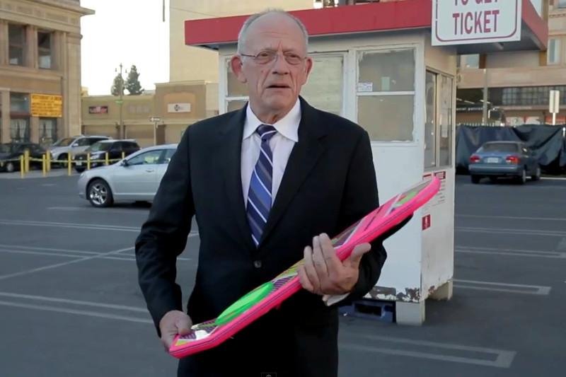 Christopher Lloyd mostra a suposta prancha voador em v&iacute;deo