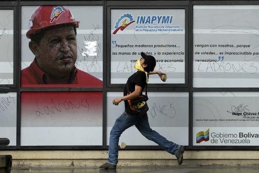Em meio a protestos, Venezuela lembra um ano da morte de Ch&aacute;vez