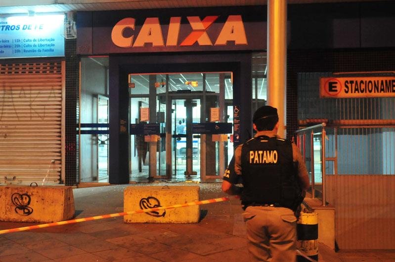 Os suspeitos explodiram o local com dinamite