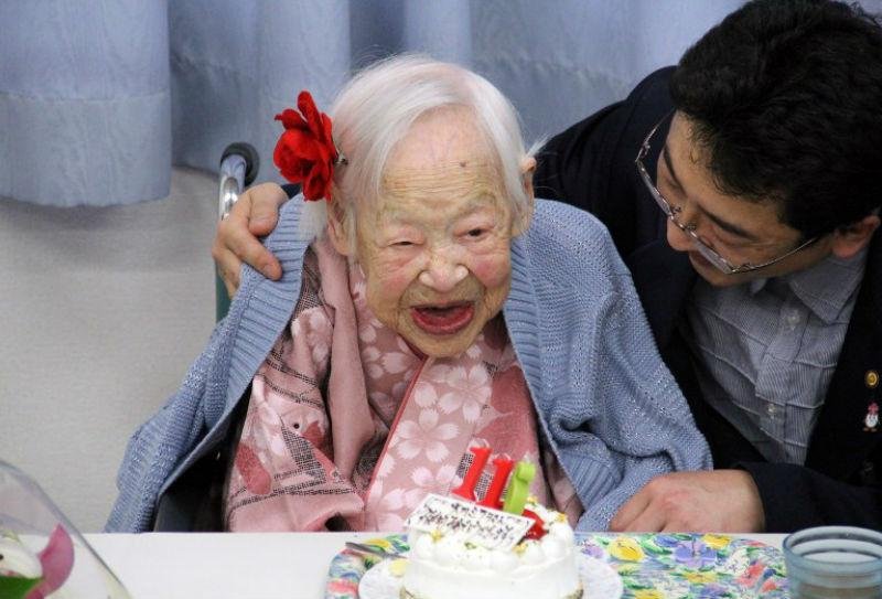 Com quimono rosa, Misao Okawa recebeu flores do prefeito de Osaka 
