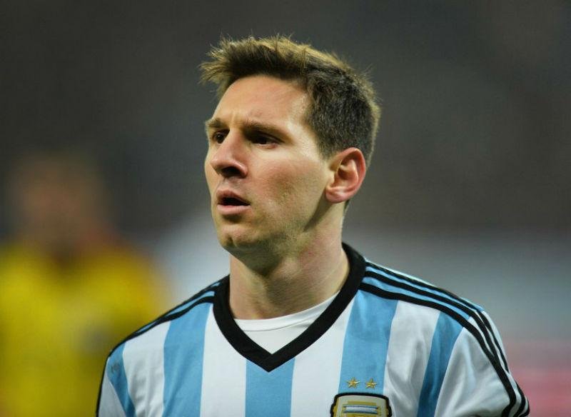 Messi tem multa de 250 milh&otilde;es de euros com o Barcelona