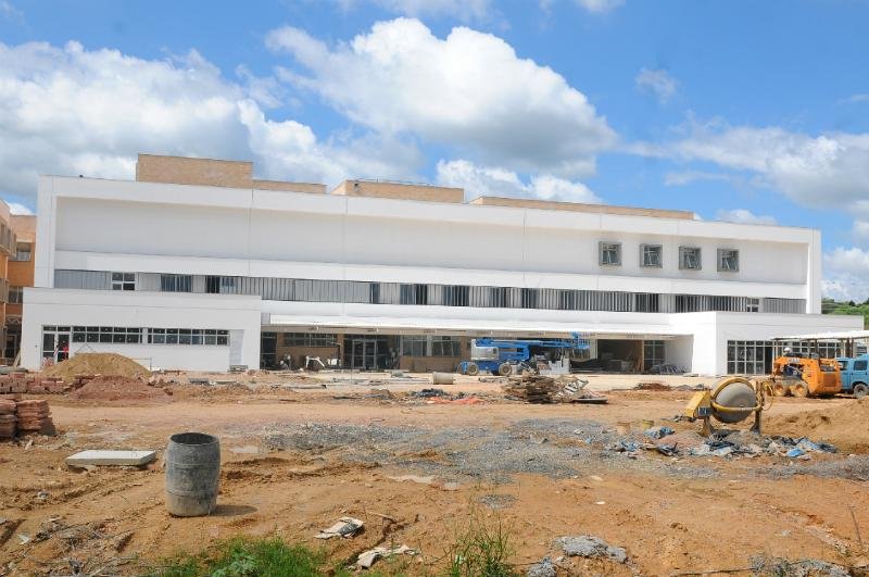 Inicialmente, estar&atilde;o dispon&iacute;veis 17 leitos adultos e sete pedi&aacute;tricos na emerg&ecirc;ncia, al&eacute;m de 30 leitos de interna&ccedil;&atilde;o