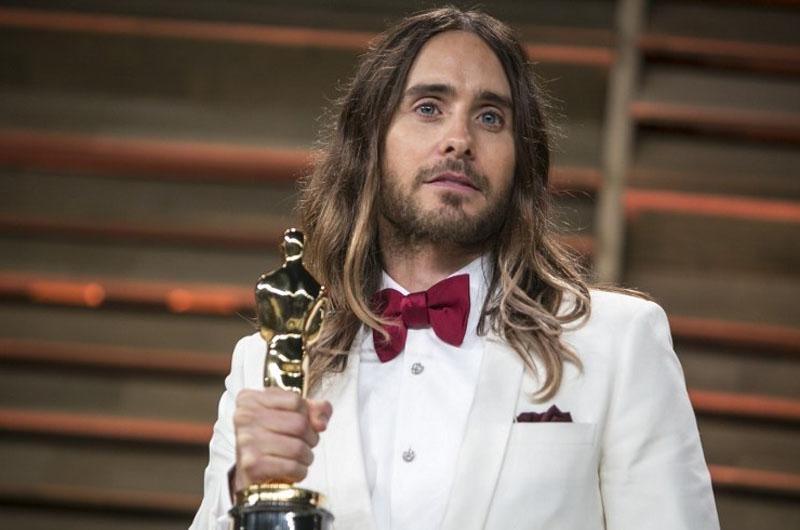 Ator deixou cair seu Oscar enquanto descia escada