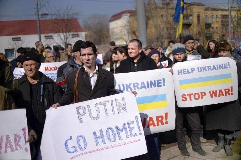 Manifestantes protestam em frente &agrave; embaixada russa em Kiev