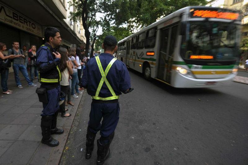 Agentes da EPTC orientam os usu&aacute;rios