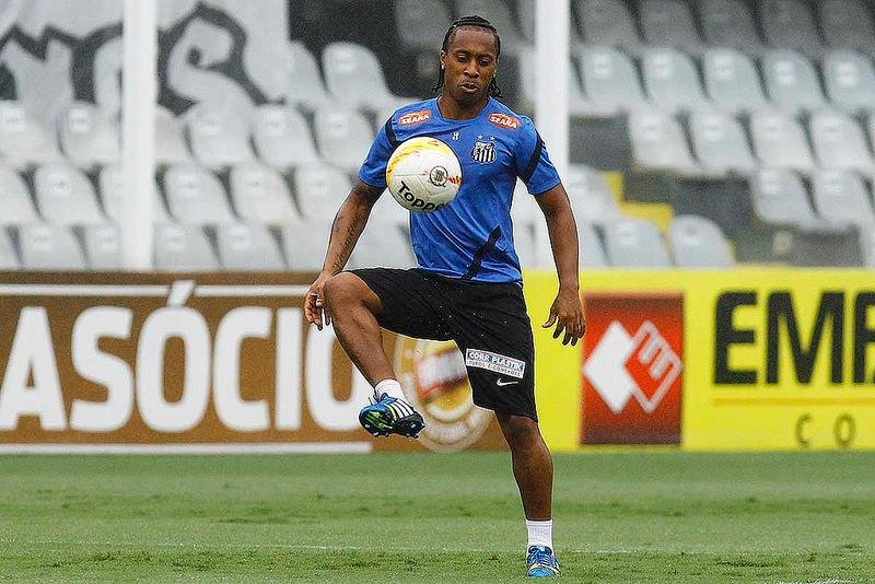 &Aacute;rbitro Vinicius Gon&ccedil;alves Dias n&atilde;o viu torcedores do Mogi Mirim ofenderem o jogador santista