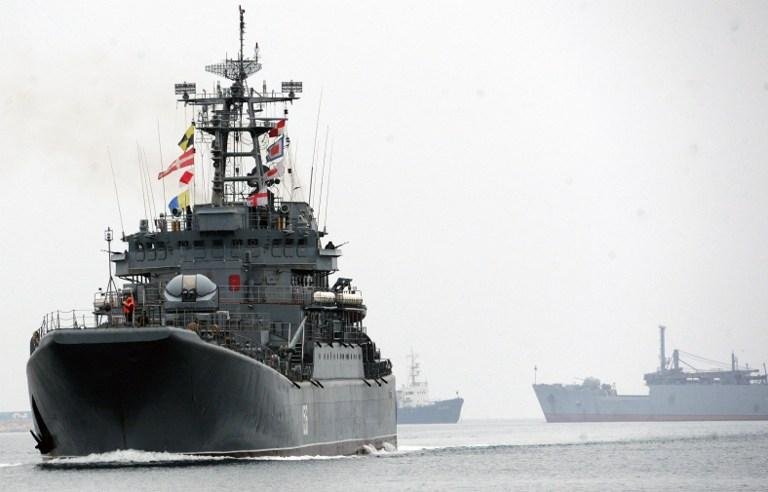 Navio russo navega em porto da Crimeia