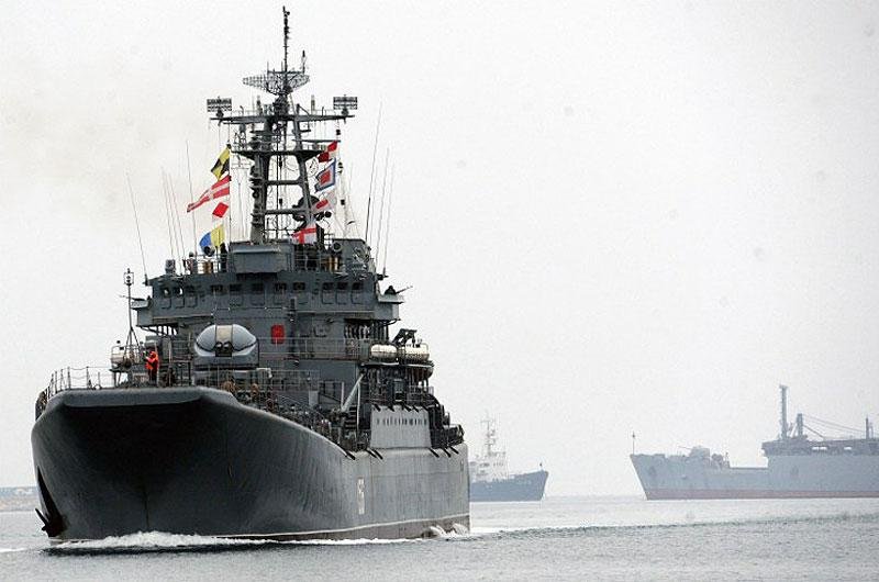 For&ccedil;as pr&oacute;-R&uacute;ssia invadem base ucraniana na Crimeia