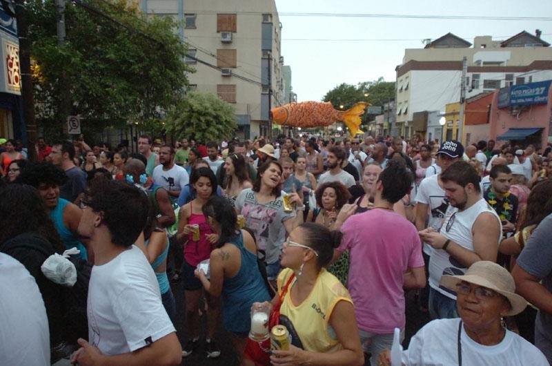 Carnaval de rua ser&aacute; entre &agrave;s 16h e &agrave;s 22h em Porto Alegre