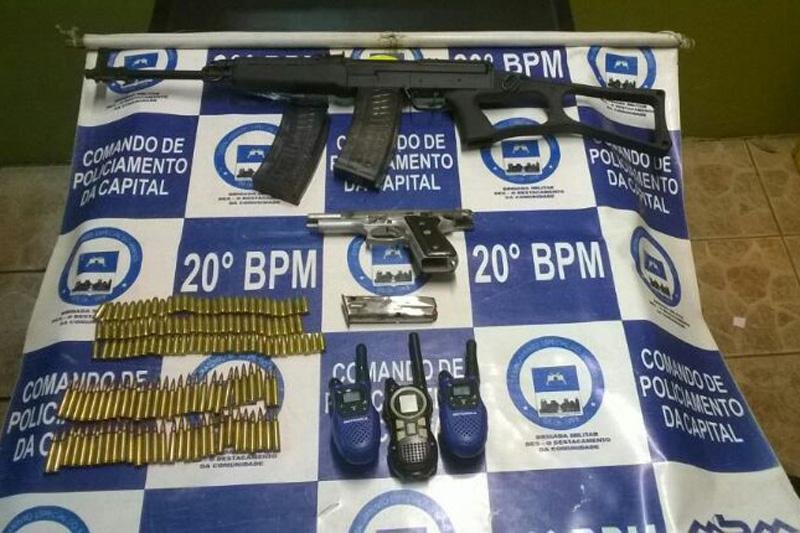 Pol&iacute;ciais apreendem fuzil de fabrica&ccedil;&atilde;o tcheca em Porto Alegre