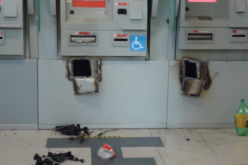 Caixas-eletr&ocirc;nicos foram  danificados com o uso de ma&ccedil;aricos