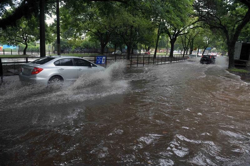 Pancada de chuva provoca transtornos em Porto Alegre