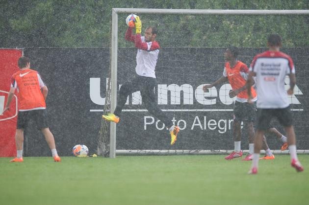 Inter treinou bola parada debaixo de chuva