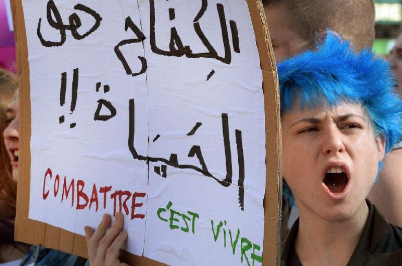 Jovem participa de protesto em Paris