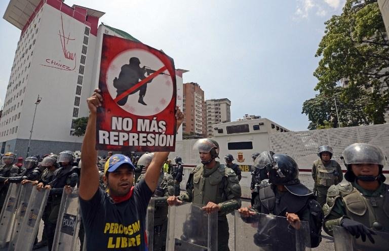 Manifesta&ccedil;&otilde;es contra e a favor do governo tomam ruas de Caracas