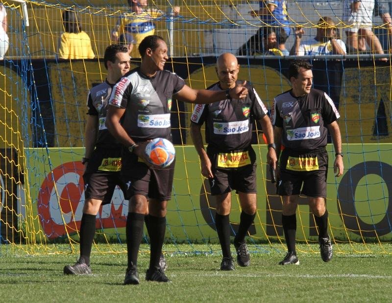 &Aacute;rbitro M&aacute;rcio Chagas da Silva apitou partida na Boca do Lobo