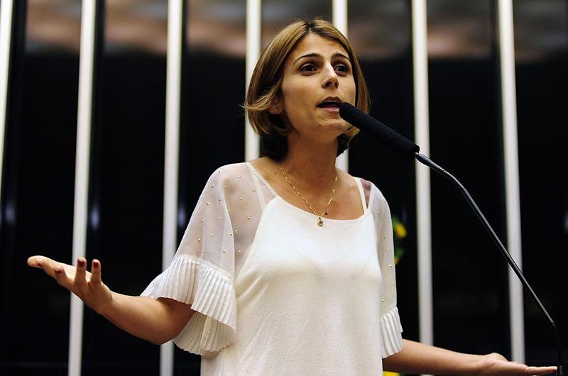 Deputada Manuela D&acute;&Aacute;vila e o m&uacute;sico Duca Leindecker n&atilde;o ficaram feridos