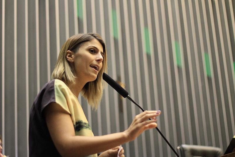 Manuela diz que est&aacute; bem, mas cancela agenda em Bras&iacute;lia ap&oacute;s roubo