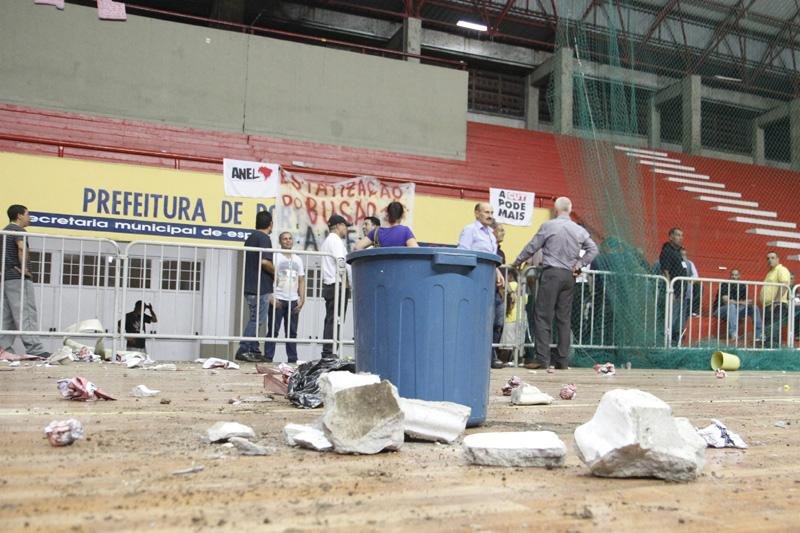 Grupo atirou roj&otilde;es de dentro do gin&aacute;sio Tesourinha