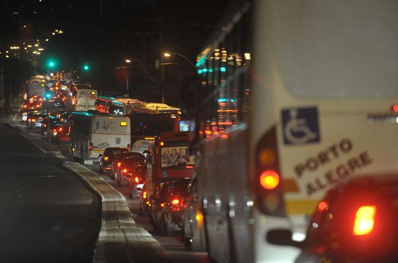 Tr&acirc;nsito ficou ca&oacute;tico no in&iacute;cio da noite em v&aacute;rios pontos da cidade