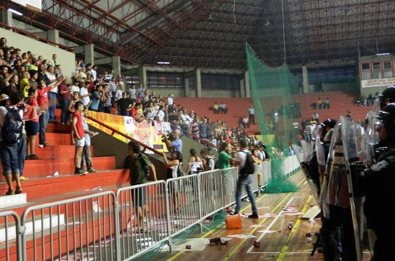 Alguns manifestantes jogaram pedras, paus e roj&otilde;es para dentro da quadra