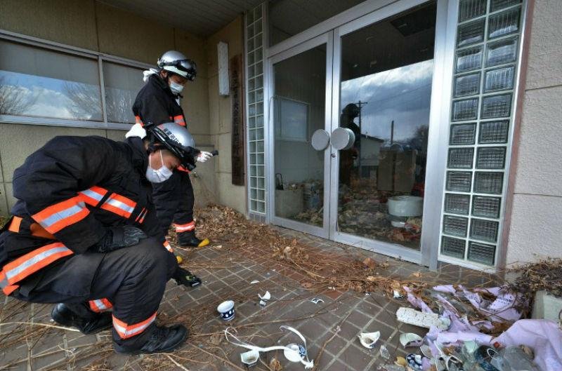 Bombeiros verificam os n&iacute;veis de radia&ccedil;&atilde;o em um centro comunit&aacute;rio