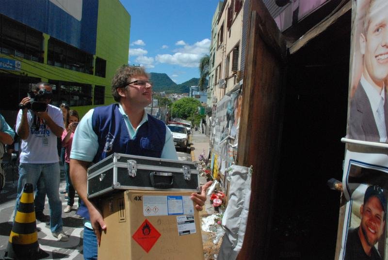 Trabalho faz parte da &uacute;ltima etapa antes da remo&ccedil;&atilde;o dos escombros do pr&eacute;dio em Santa Maria
