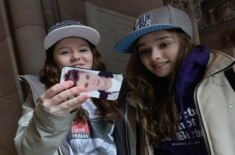 Os f&atilde;s ficaram decepcionados, j&aacute; que Bieber n&atilde;o estava presente, e foi representado por um advogado