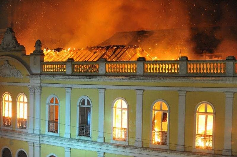 Sete locais atingidos por inc&ecirc;ndio h&aacute; oito meses foram instalados provisoriamente no t&eacute;rreo