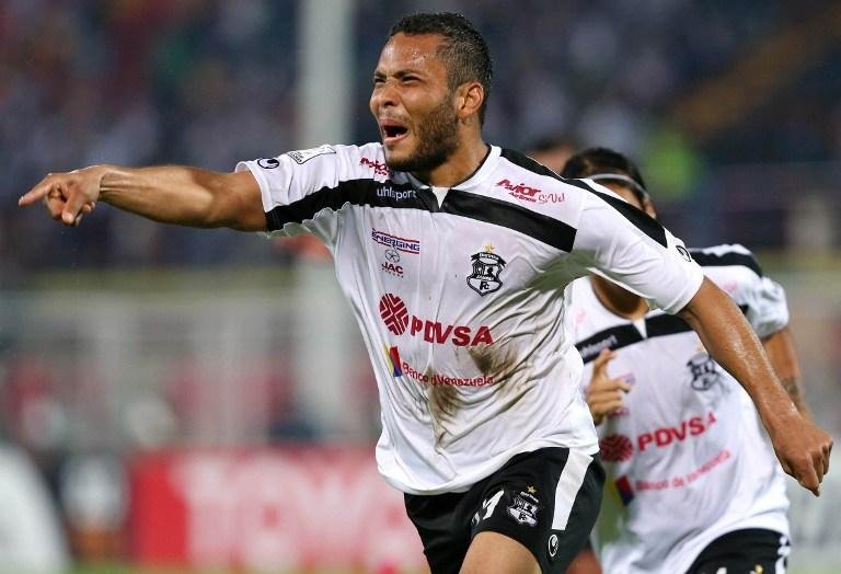 Zamora marca primeiros gols na Libertadores e derrota Santa F&eacute;