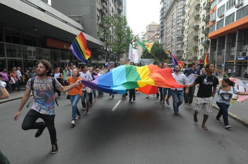 Manifestantes promoveram um &ldquo;beija&ccedil;o&rdquo; contra o racismo, o preconceito e a homofobia