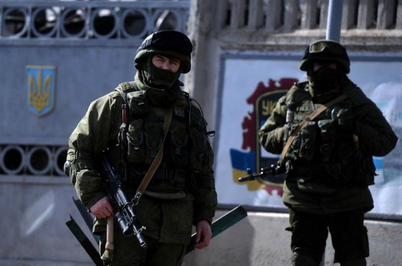 Homens armados cercam a base militar ucraniana