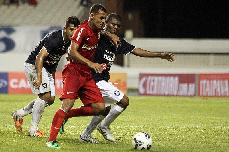 Alan Patrick espera que crise na Ucr&acirc;nia o ajude a ficar no Inter
