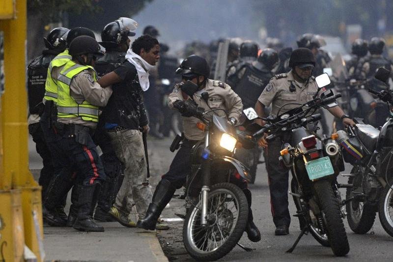 Pol&iacute;cia Nacional prende 30 manifestantes em Caracas